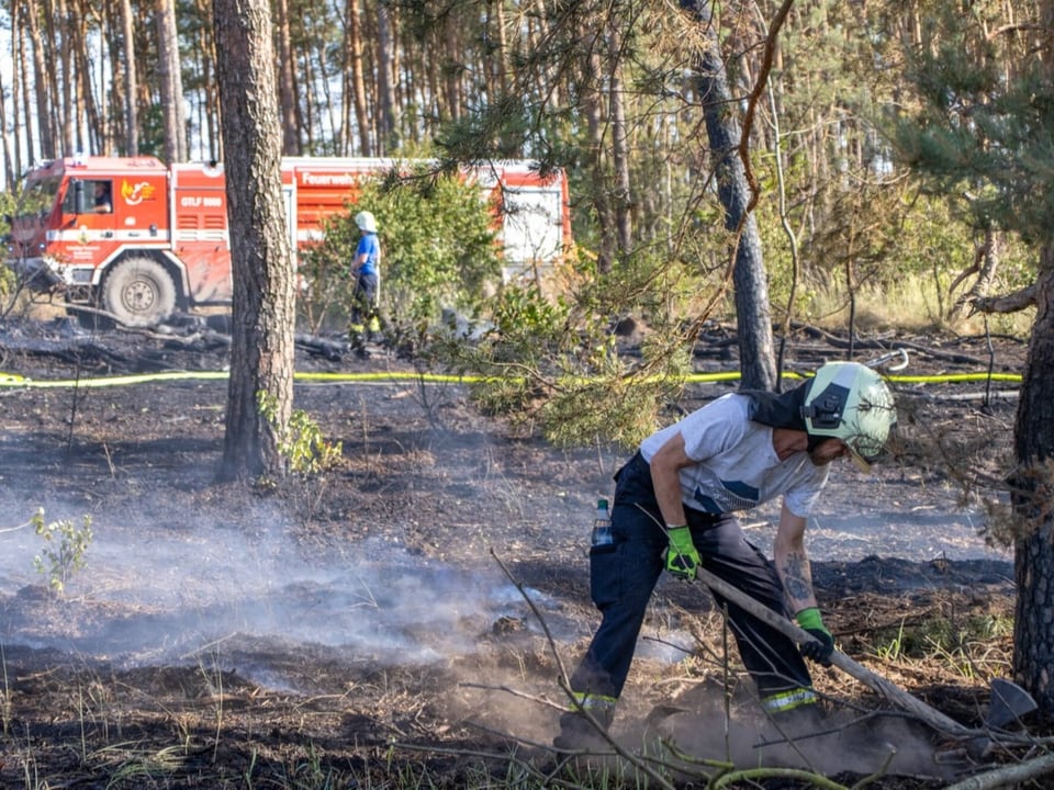 Feuerwehrleute stehen am 3. Juli im Gebiet der Gohrischer Heide im Westen Deutschlands im Einsatz.