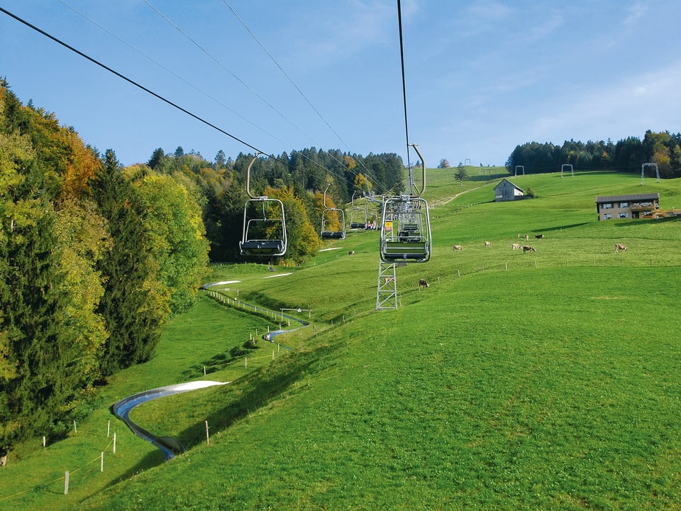 Die Sesselbahn der Sportbahnen Atzmännig ist sowohl im Sommer als auch im Winter in Betrieb.