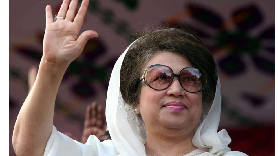 Khaleda Zia winkt der Menge zu