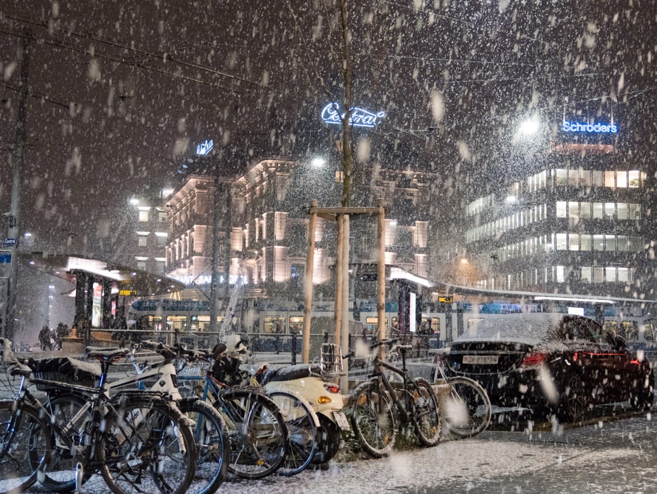 Schneefall in der Stadt Zürich