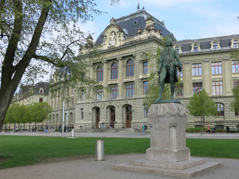 Die Statue von Albrecht Haller auf der grossen Schanze in Bern. 