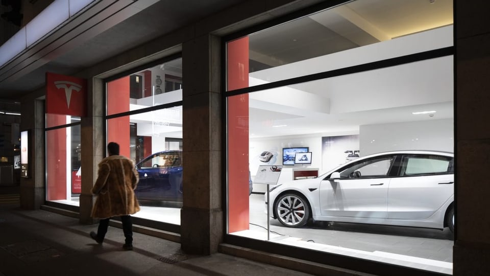 Ein Tesla in einem Showroom in Zürich