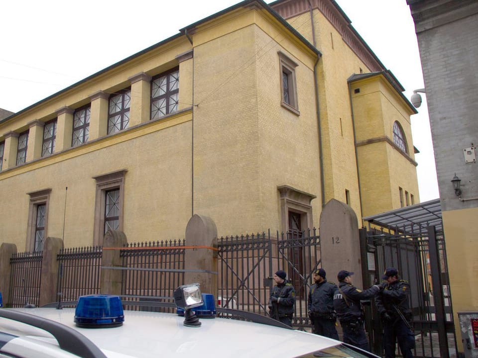 Polizisten bewachen die Kopenhager Synagoge – Ort des zweiten Anschlages. 