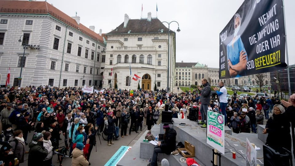 Impfgegner demonstrieren nach dem Corona-Krisengipfel der Regierung in Wien.