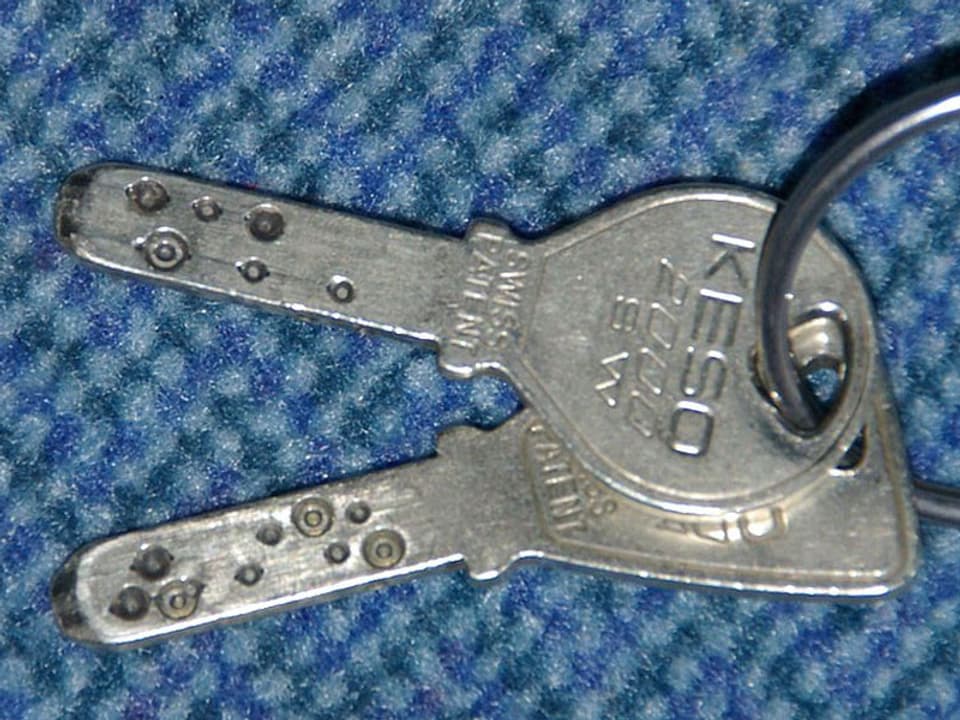 Zwei kleine Schlüssel mit Löcher und Kugeln im Bart.