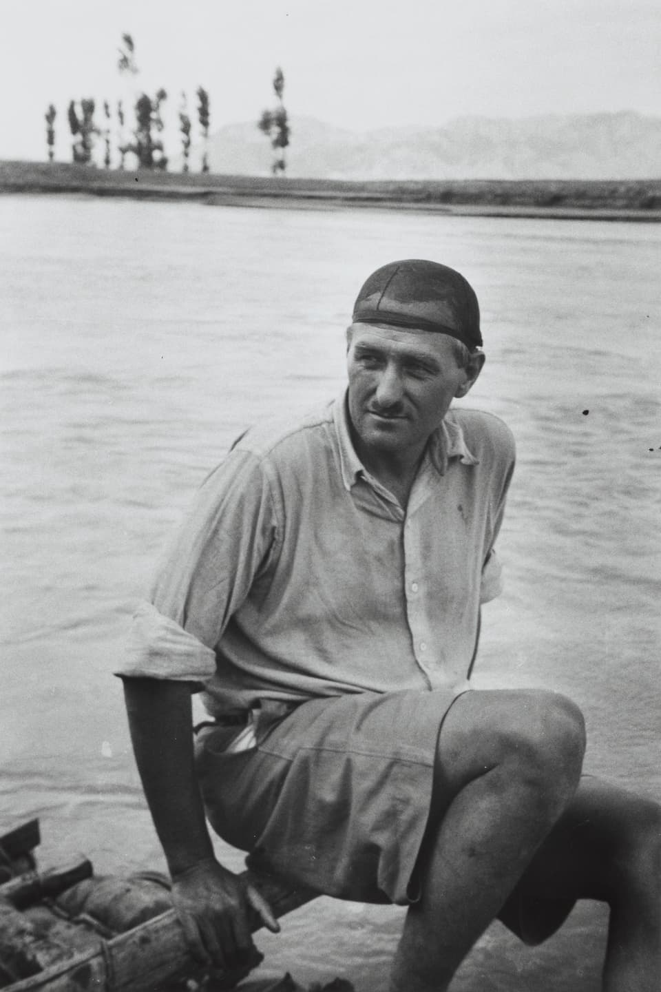 Walter Bosshard sitzt vor einem Fluss