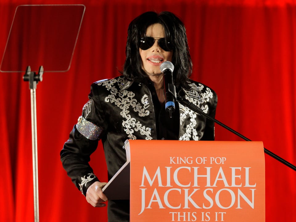 Michael Jackson steht an einem Rednerpult
