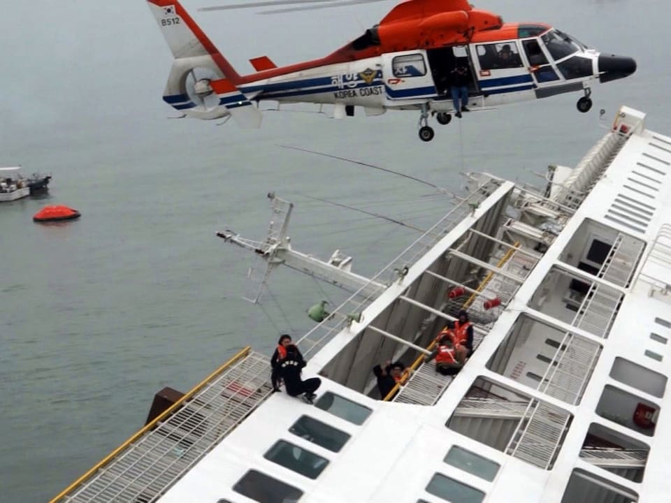 Rettungshelikopter birgt Passagiere.