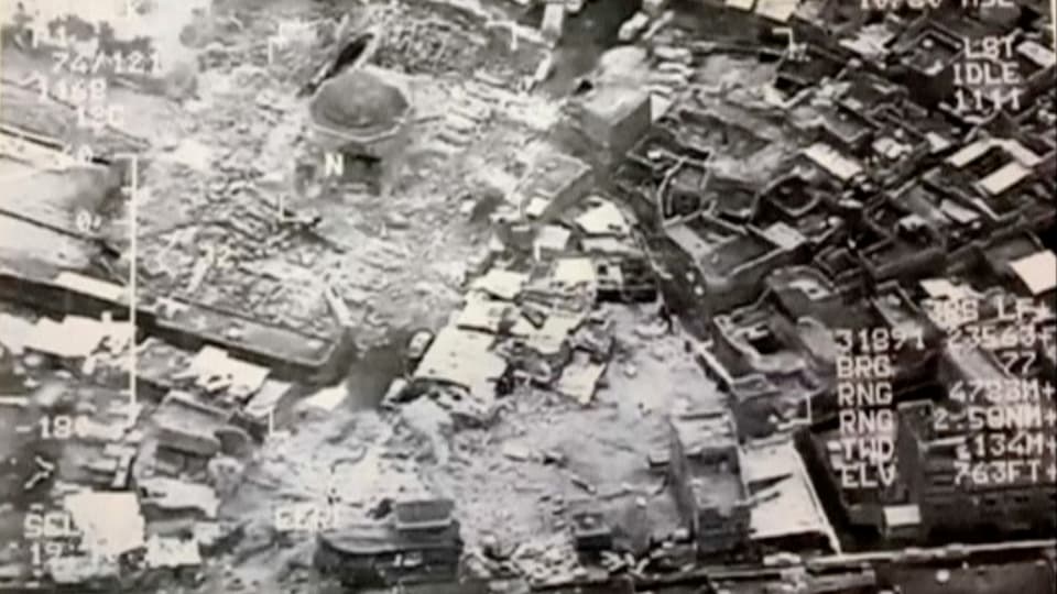 Schwarz-weiss-Foto einer zerbombten Stadt.