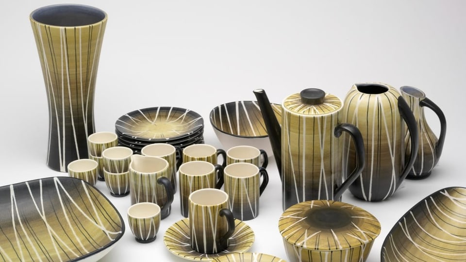 Mokkaservice mit Wollfadendekor, bestehend aus aus Tassen, Kaffeekannen, Vasen und Tellern.