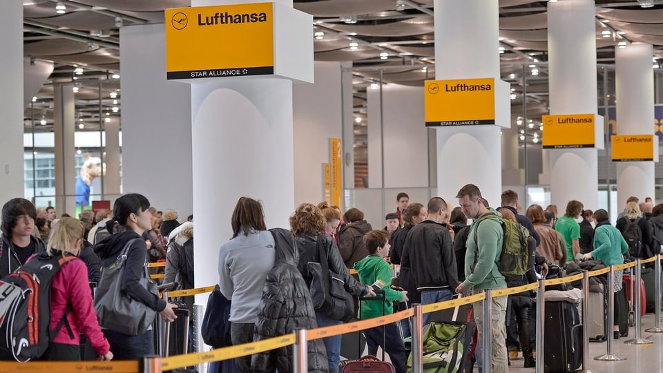 Warteschlange am Schalter der Lufthansa.