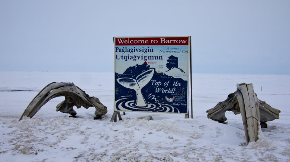 Das Willkommensschild in Barrow, links und rechts Knochen von Walfischschädeln.