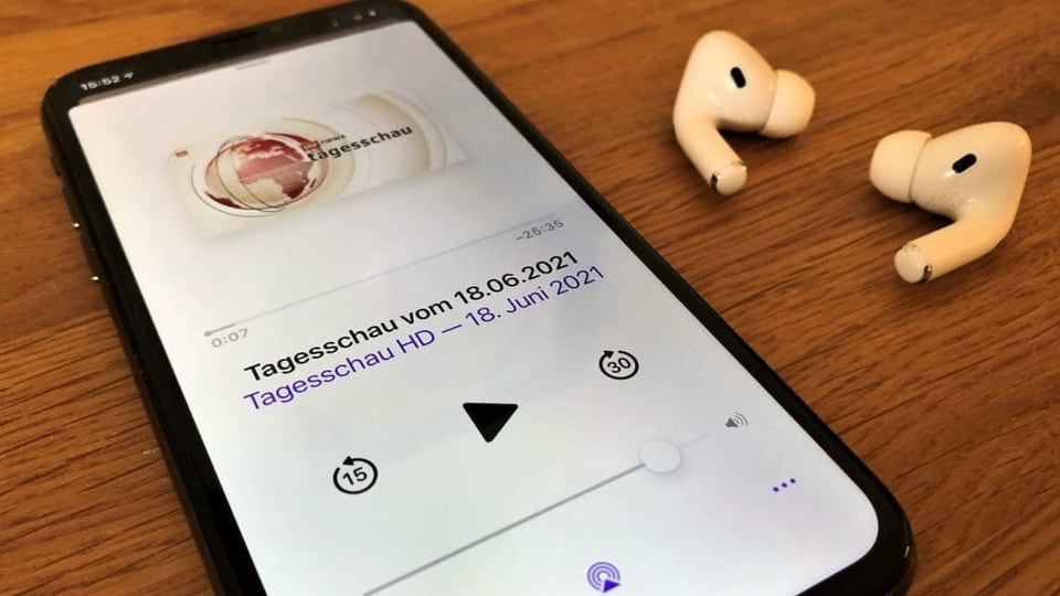 In der Apple Podcasts App wird eine «Tagesschau» gestreamt.