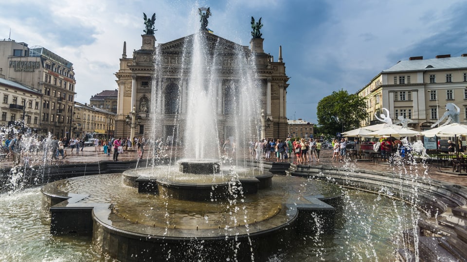 Opern- und Balletttheater mit einem Springbrunnen im Vordergrund