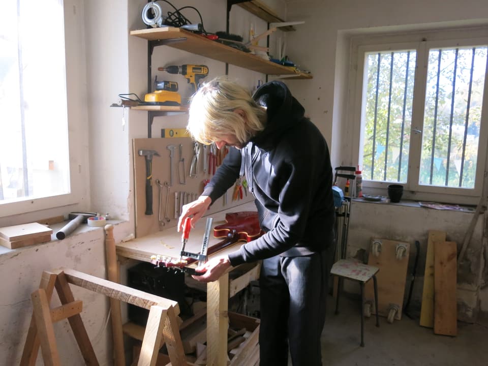 Christian Aregger flickt in der Werkstatt im Keller seine Gitarre.