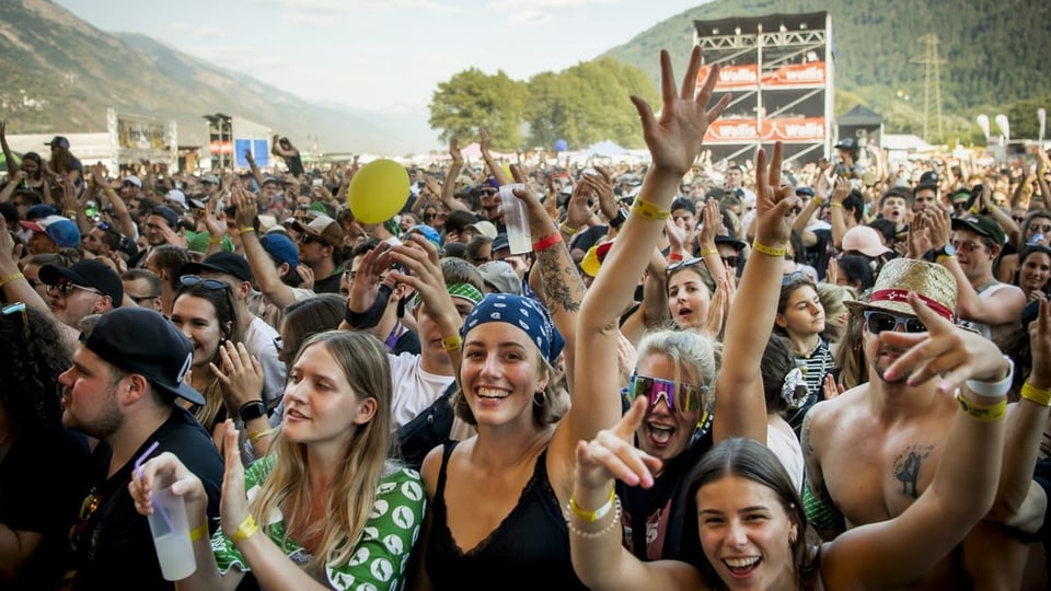 Publikum vor der Bühne in Gampel.