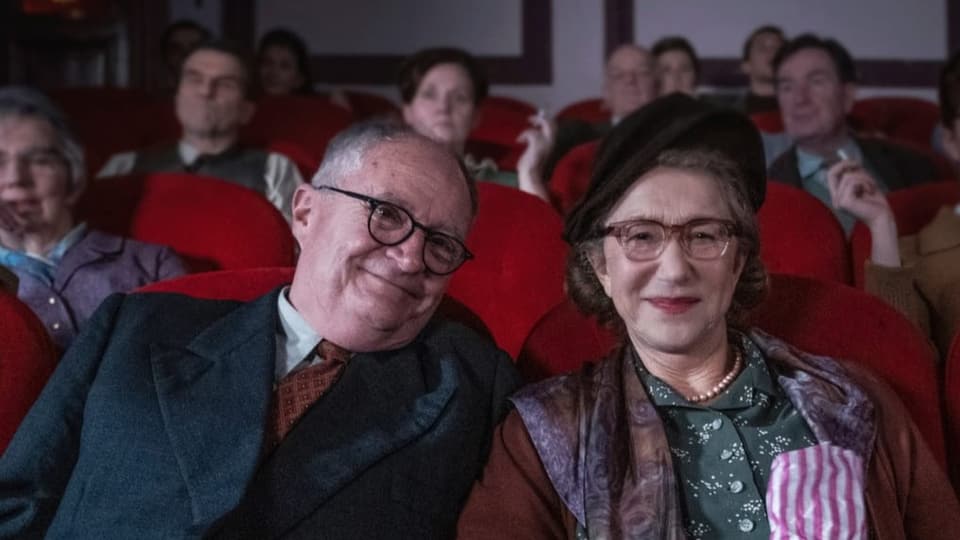 Jim Broadbent und Helen Mirren als Paar im Kino.