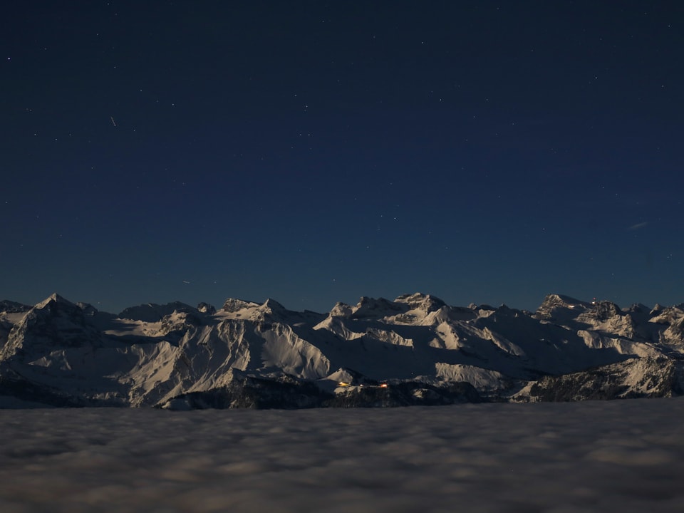 Fast wie am Tag: Blick von Rigi Rotstock auf das Nebelmeer und die verschneiten Berge der Zentralschweiz.