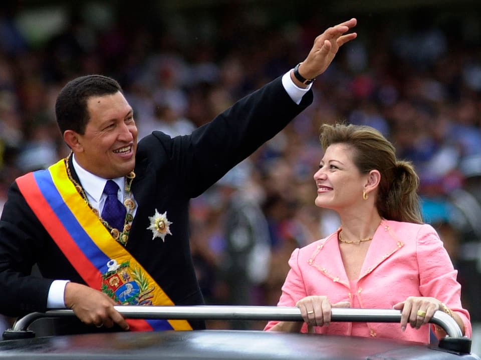 Chàvez steht lächelnd mit seiner zweiten Frau im Auto und grüsst seine Anhänger