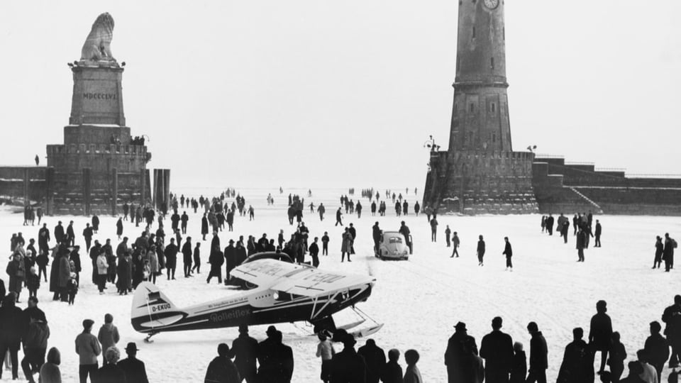 Ein Flugzeug auf dem zugefrorenen See