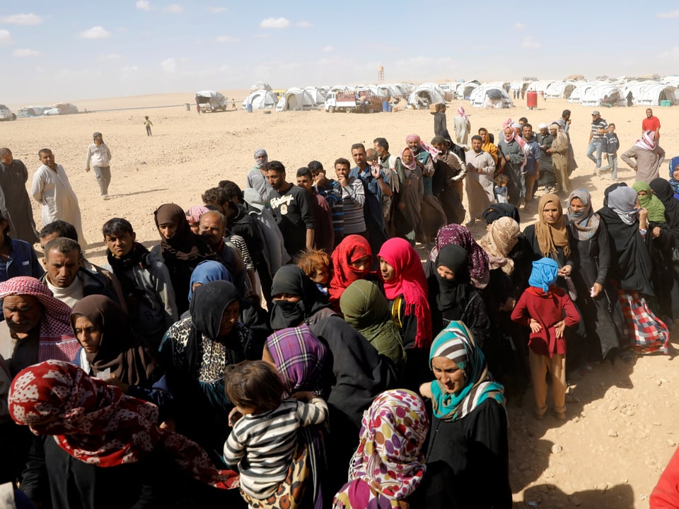 Syrische Flüchtlinge warten auf Essensrationen in einem Flüchtlingscamp im Norden Syriens. 