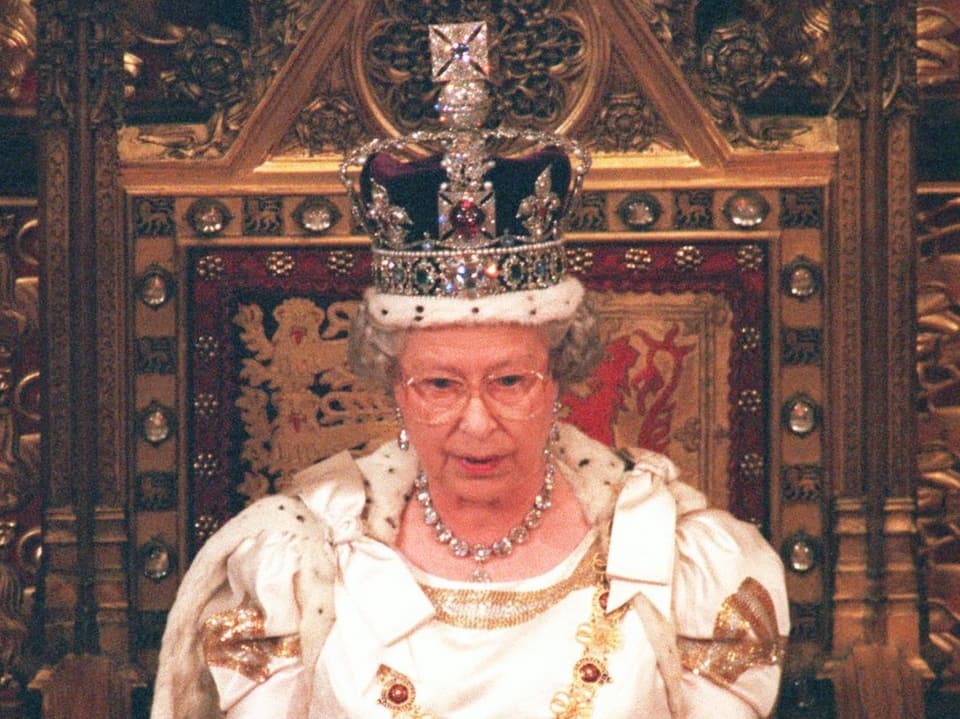 Die Queen mit Krone im Thron. 