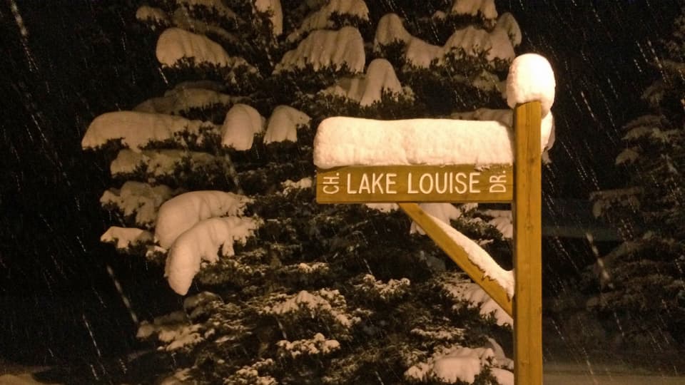 Wegweiser nach Lake Louise mit einer Schneekappe.
