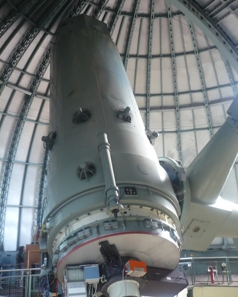 Ein grosses Teleskop für Weltraum-Erkundung in aufrechter Stellung.