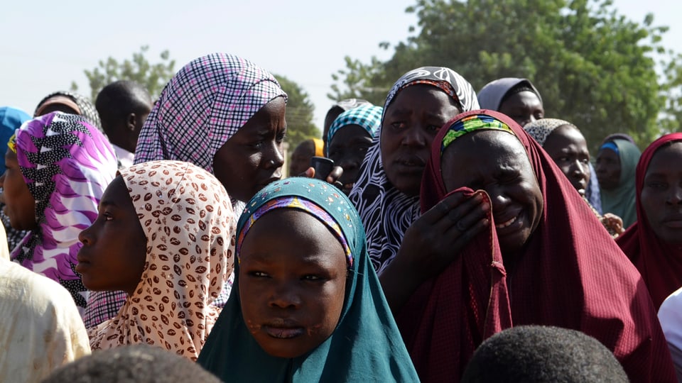 Mehrere Frauen, die vor den gewalttätigen Islamisten aus dem Norden Nigerias geflüchtet sind.