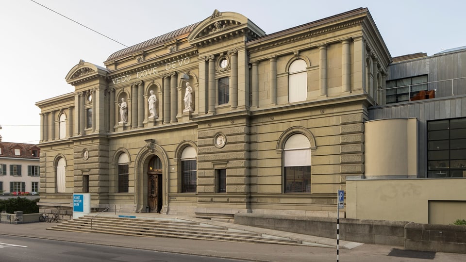 Fassade des Kunstmusuems, klassischer Steinbau mit drei Statuen über dem Eingang