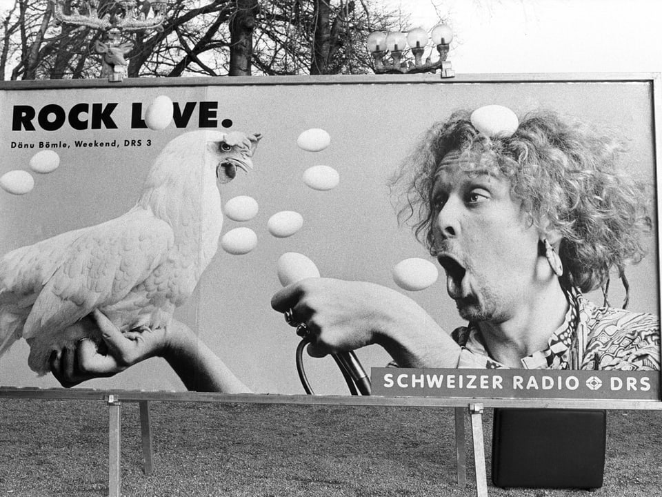 Werbeplakat von Schweizer Radio DRS mit Daenu Boemle, Radiojournalist von DRS3, aufgenommen auf dem Uetliberg in Zuerich im Januar 1992. 