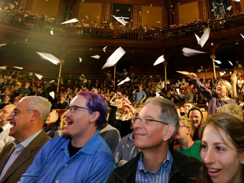 Das hoch gebildete Publikum warf bei der Preisverleihung in Harvard auch mit Papierfliegern.