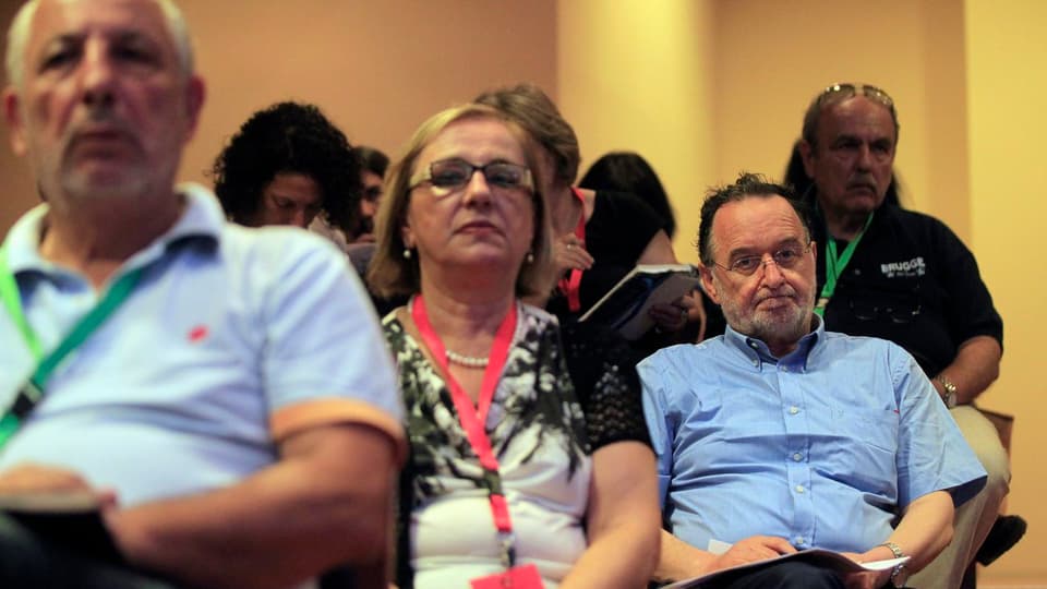 Syriza-Mitglieder sitzen während einem Treffen in einem Saal