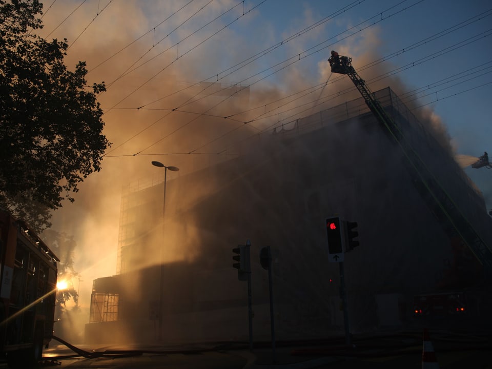 Das Gebäude der Zuger Kantonalbank verschwindet im Rauch.