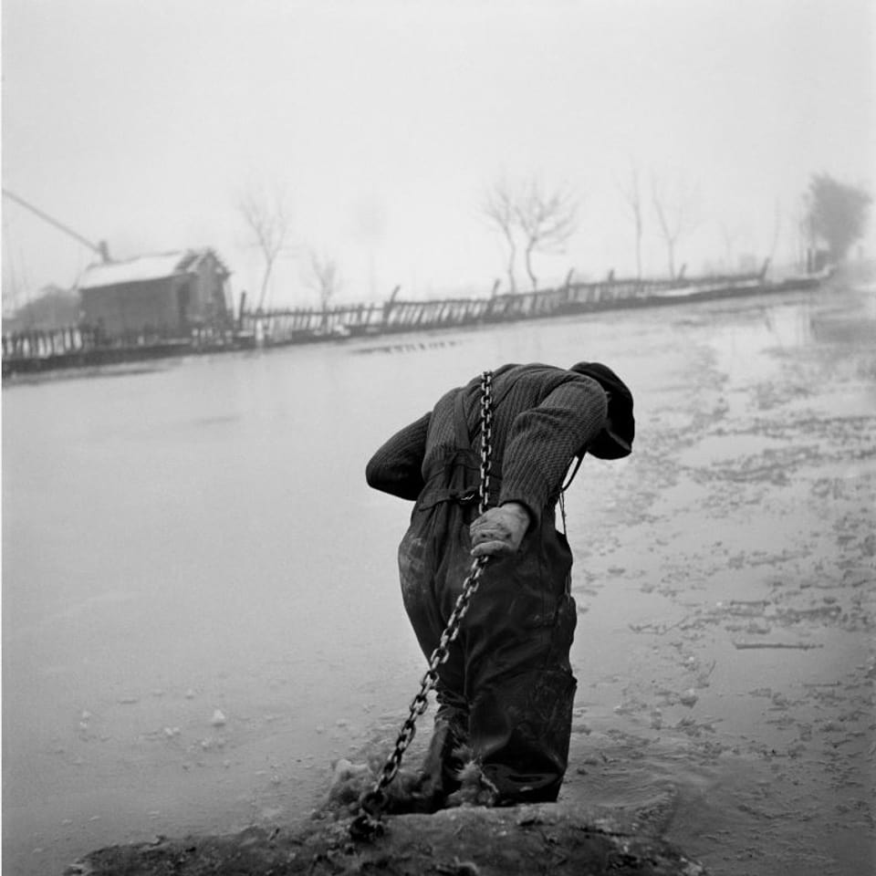 Ein Arbeiter zieht 1946 ein Stück Beton aus den Trümmern in Berlin.