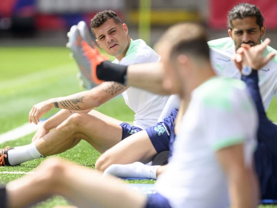 Wenig Zeit zur Regeneration Szene aus dem Nati-Camp mit Granit Xhaka und Ricardo Rodriguez.