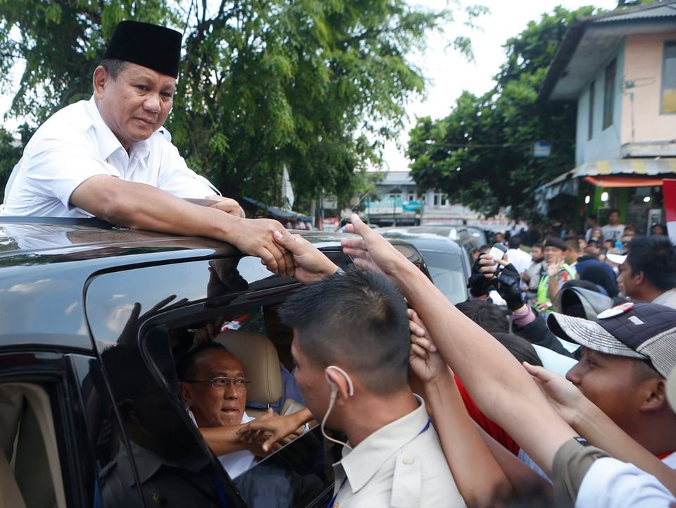  Prabowo Subianto steht im Schiebedach eines Autos und schüttelt Hände seiner Anhänger