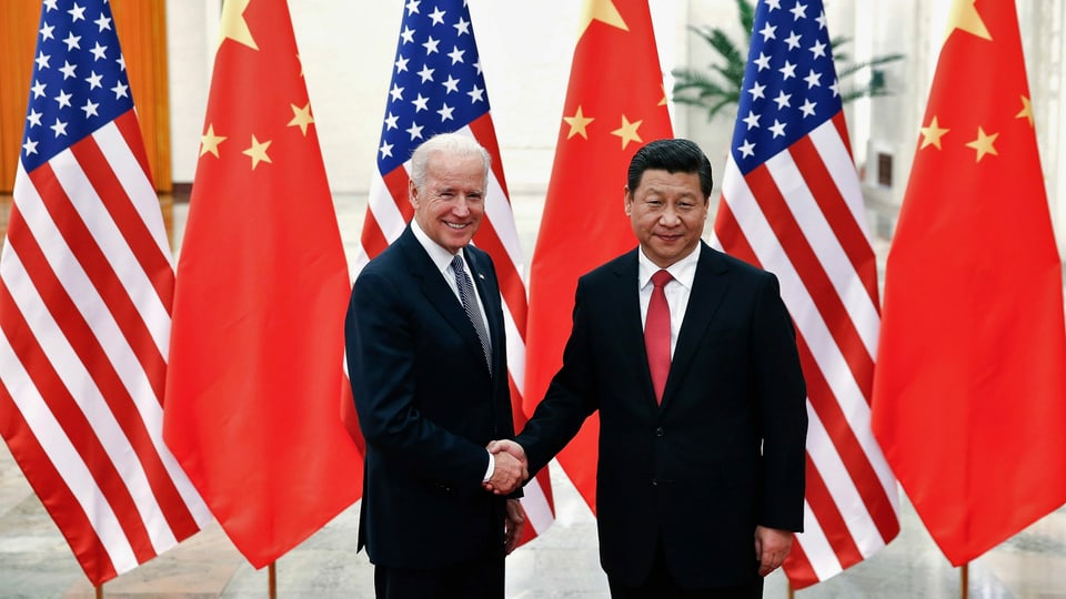 Biden und Xi geben sich die Hand.