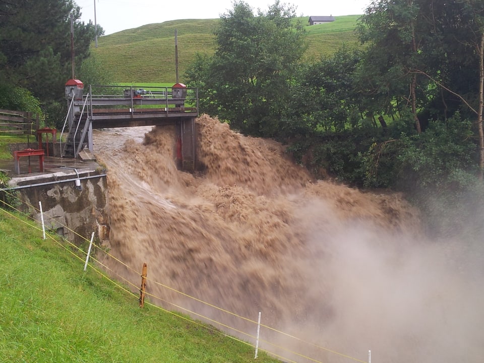 Gais AR Der Fotograf steht unterhalb einer Brücke. Der Bach ist nun ein reissender, brauner Fluss. Die Brücke ist zu klein um das ganze Wasser zu kanalisieren. Die Brückenpfeiler werden umspült.