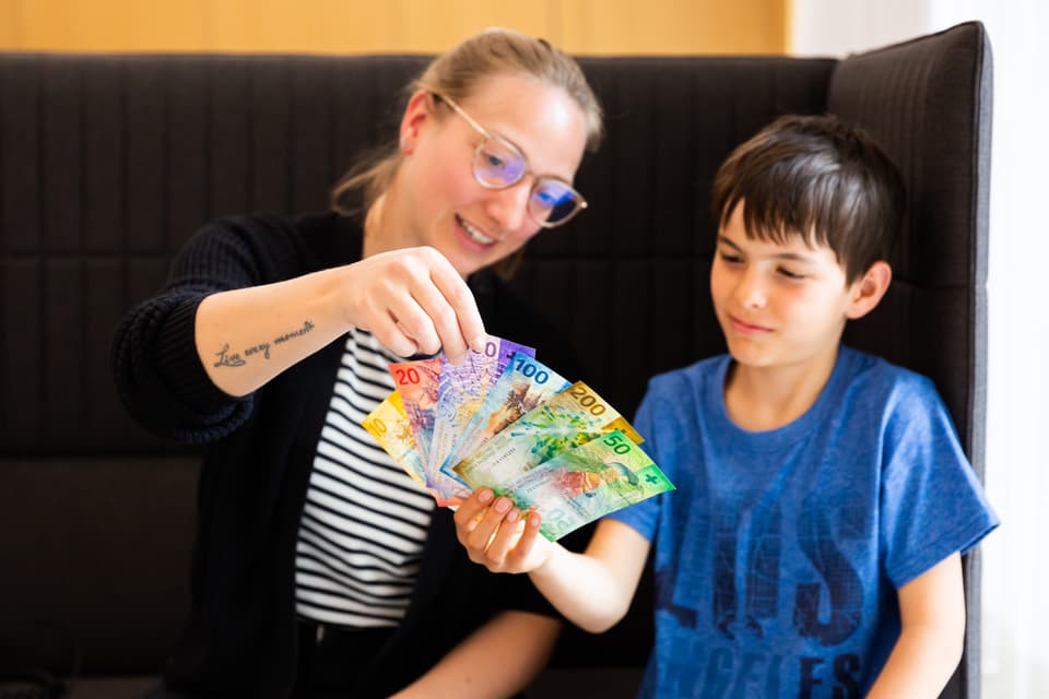 Anna Zöllig und Kind mit Geldnoten