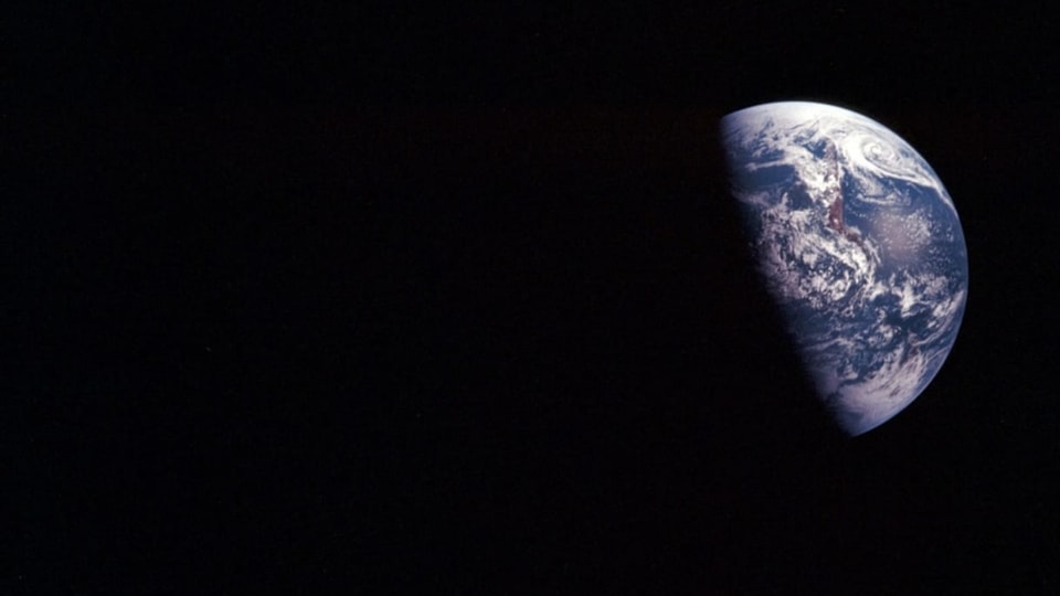 Umstrittenes Geoengineering Blick aus dem Weltall auf den Planeten Erde.