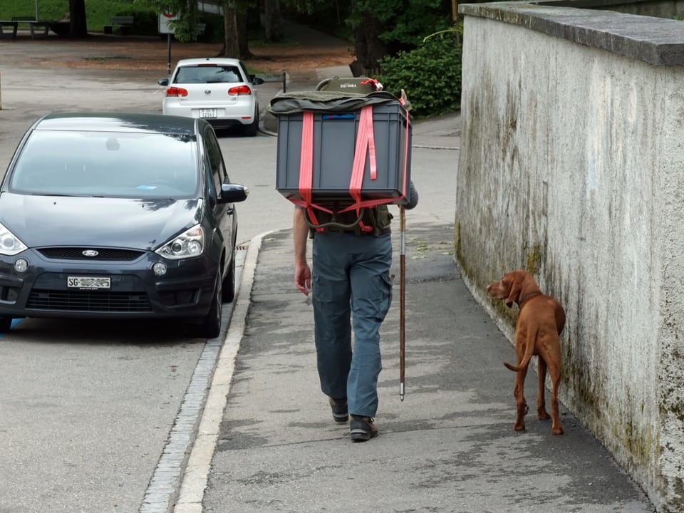 Wanderndern Mann mit Hund