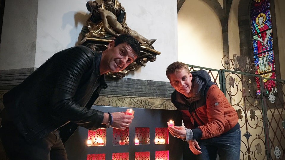 Roman und Reto zünden eine Kerze an - für gutes Gelingen in Chur.