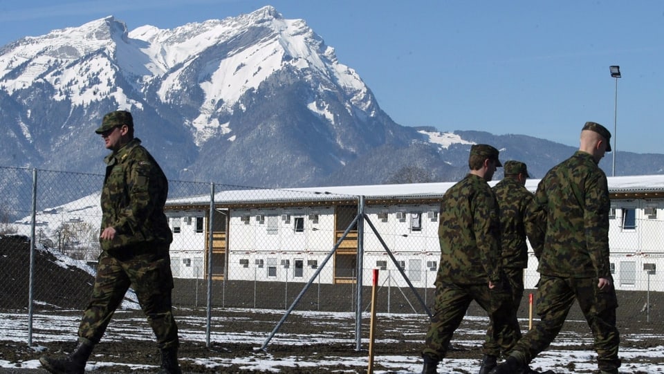 Soldaten vor einer Kaserne.