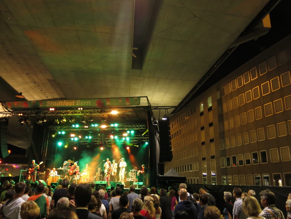 Band spielt auf der Bühne unter der Autobahnbrücke
