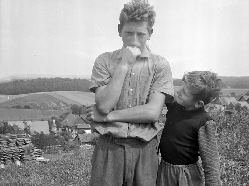 Zwei Jungen vor dem Dorf Humlikon