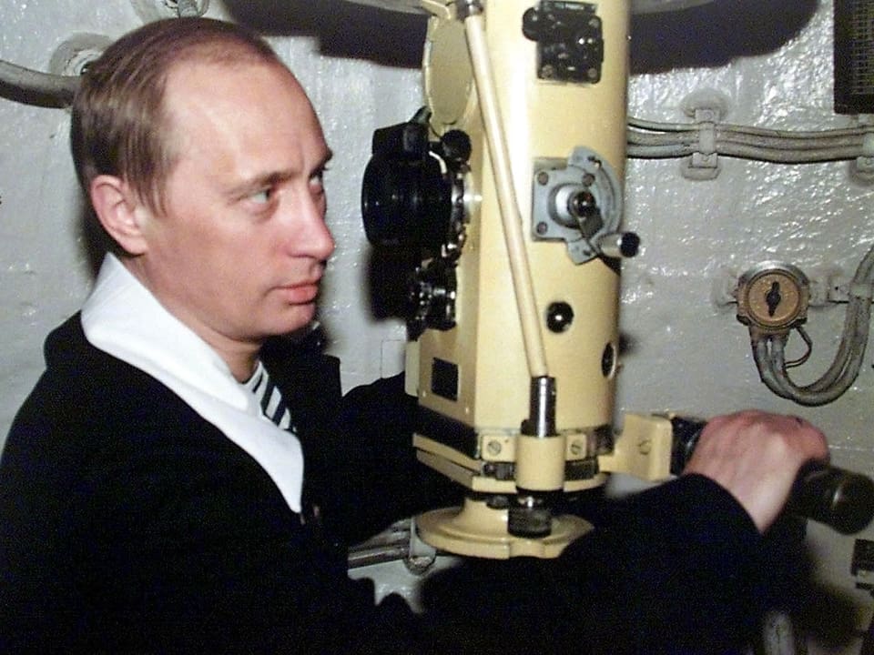 Wladimir Putin schaut durch das Periskop eines U-Bootes.