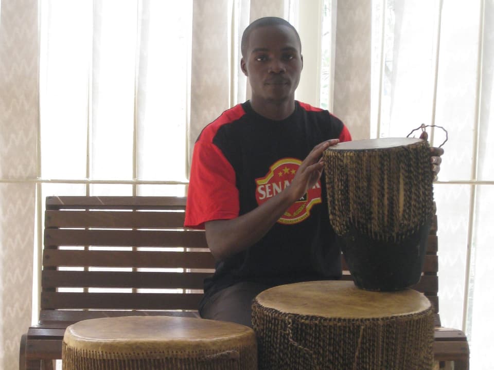Adolf Ssempeeras Lieblingsinstrumente sind die "Engomas" im Nationalmuseum in Kampala.