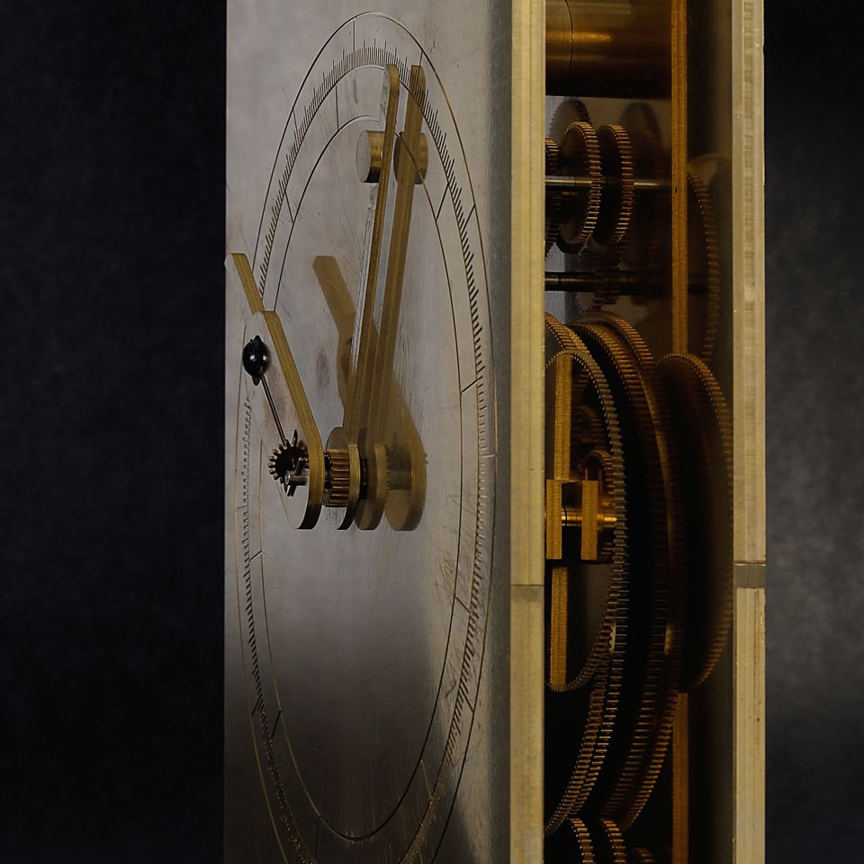 Blick in das Uhrwerk mit den verschiedenen Zahnrädern.