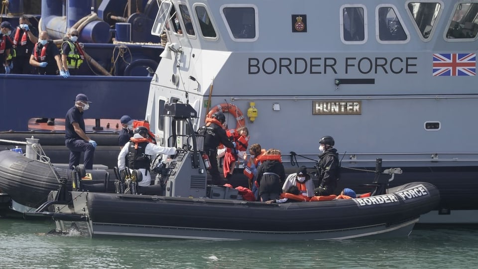 Britische Grenzwächter bei einem Boot mit Flüchtlingen.